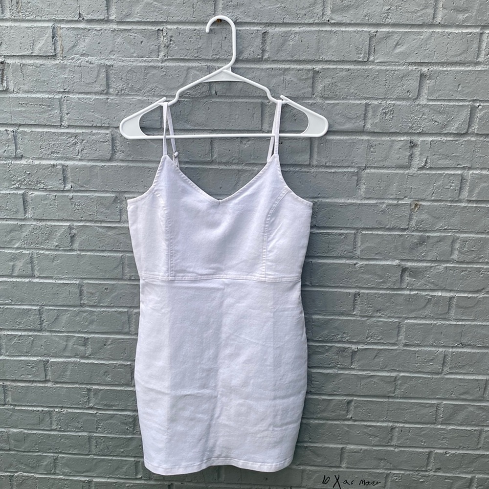 New dress without tag size Mediam Color white.